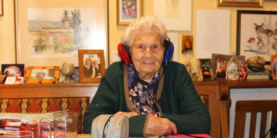 Hermanna Ehm trägt mit 101 Jahren Hörgeräte von Neuroth