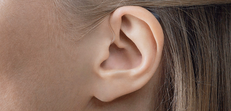 Ohr mit einem Hinter-dem-Ohr-Hörgerät