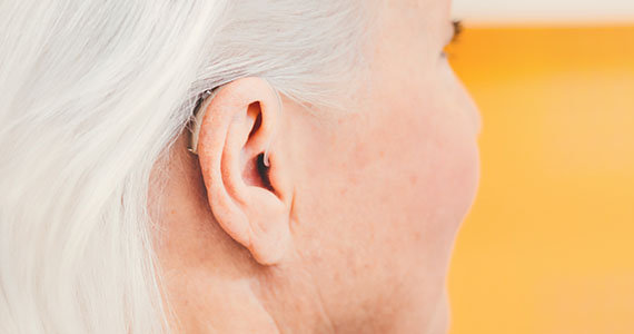 Vue de dos d’une oreille avec appareil auditif