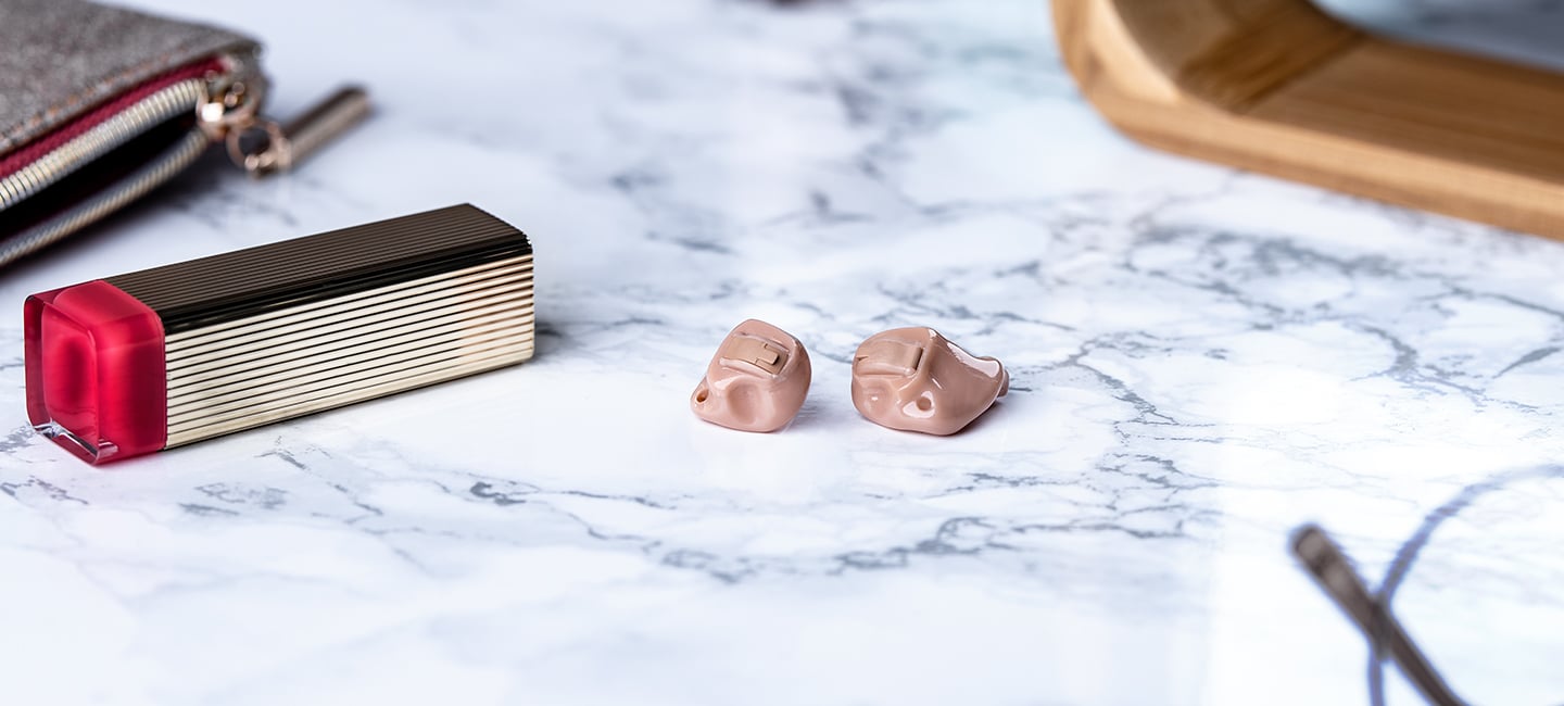 Les appareils auditifs intra-auriculaires sont particulièrement petits et discrets.