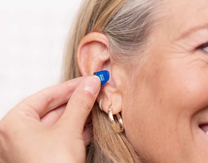 Im-Ohr-Hörgerät beim Einsetzen ins Ohr