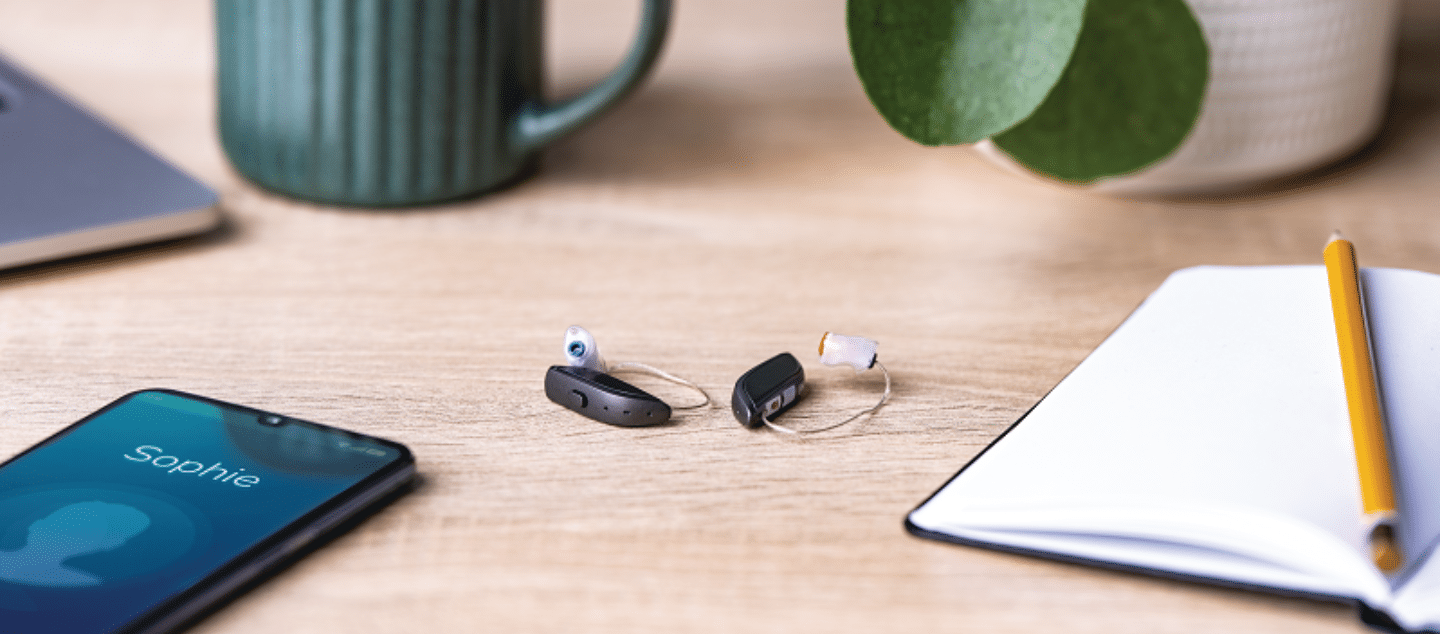 Hinter-dem-Ohr Hörgeräte sind immer kleiner und lassen sich mit Bluetooth-Technologie mit anderen Geräten verbinden.
