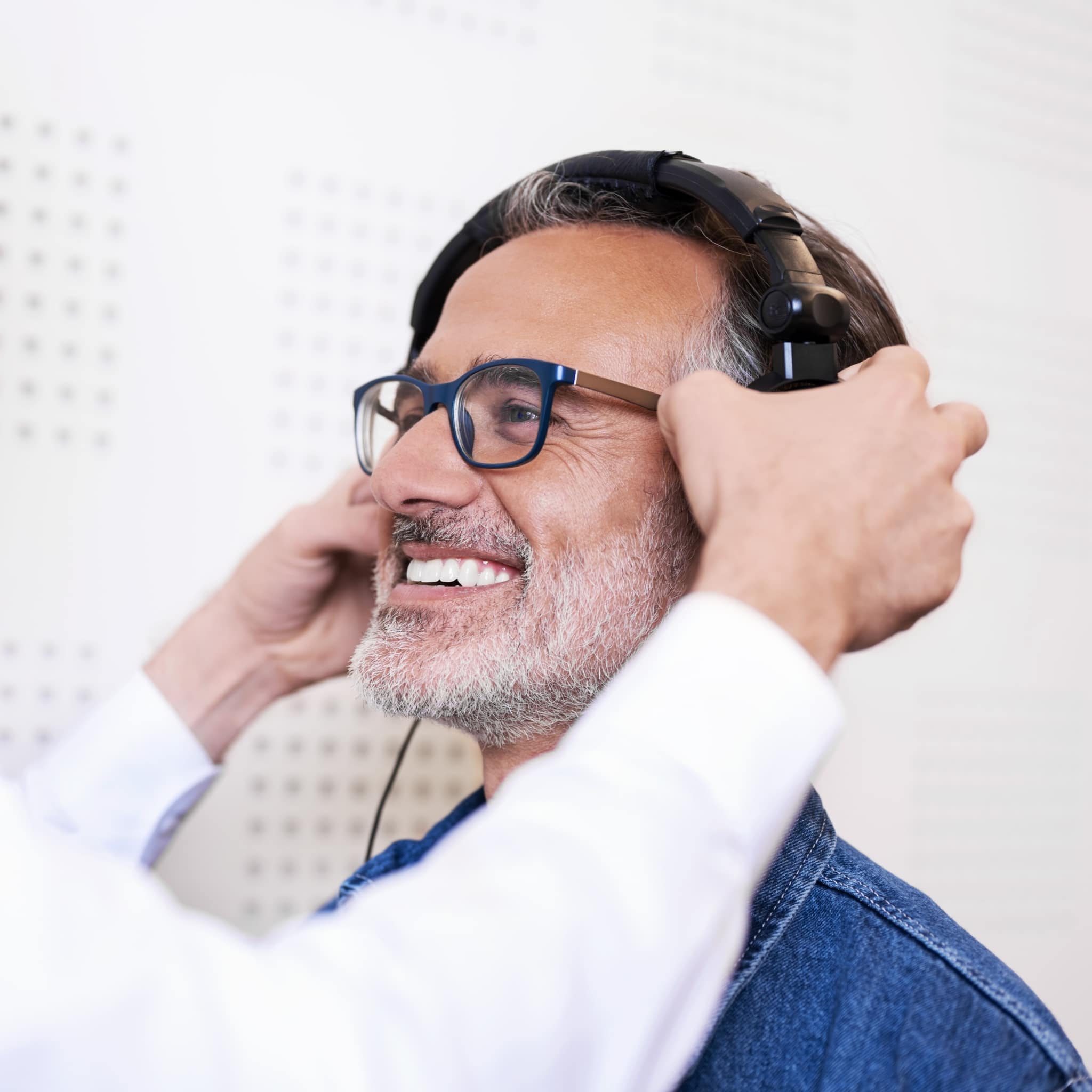 Mann beim Hörtest im Neuroth-Hörcenter